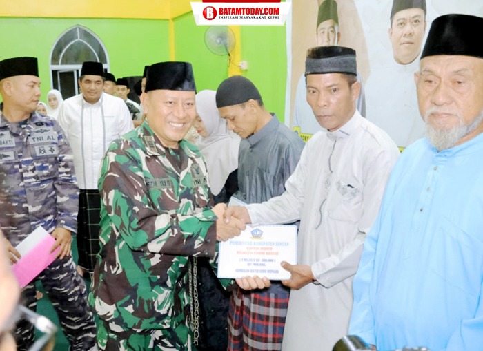 Perwakilan TNI saat menyerahkan bantuan kepada masyarakat Desa Sebong Lagoi